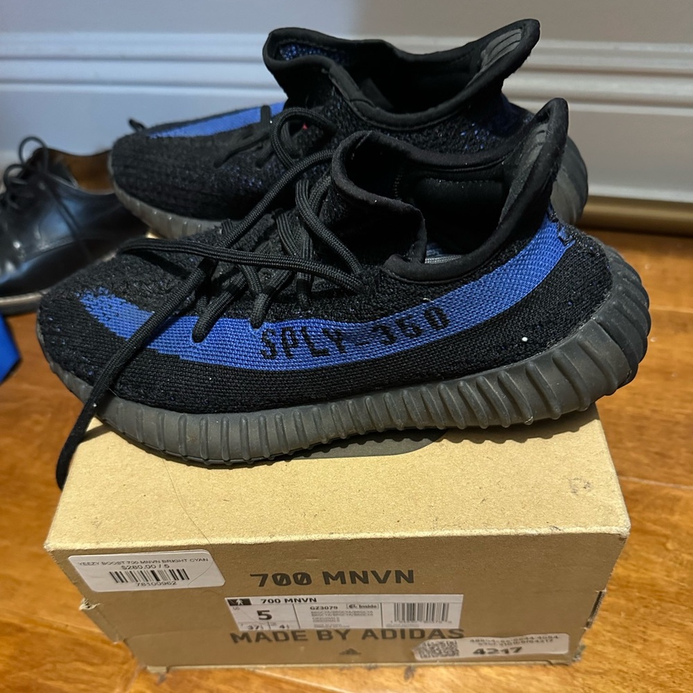 Size 5 Yeezy Boost 700